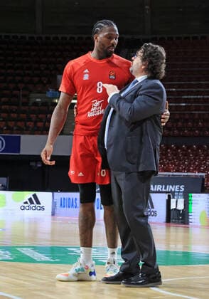 25 02 2021, EuroLeague, FCB Basketball vs Maccabi Tel Aviv, Audi Dome Muenchen, Sport, in the picture Jalen Reynolds FCB Basketball and coach Andrea Trinchieri FCB Basketball after the game vs Tel Aviv