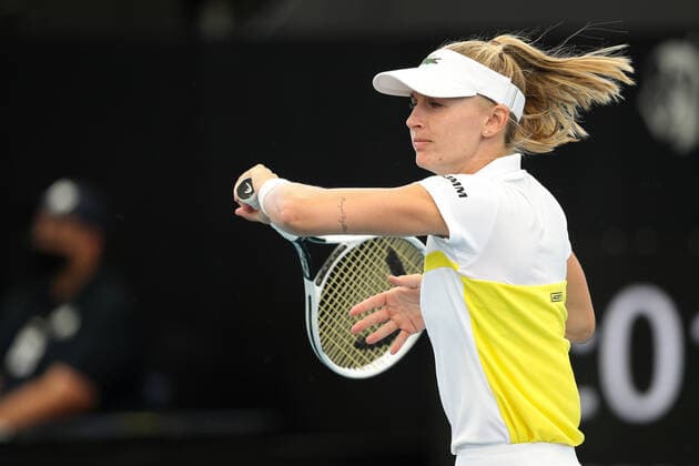 ADELAIDE, AUSTRALIA - FEBRUARY 26: Jil Teichmann of Switzerland plays a shot against Iga Swiatek of Poland during their singles match on day five of the Adelaide International tennis tournament at Memorial Drive on February 26, 2021 in Adelaide, Australia. (Photo by Peter Mundy Speed Media Icon Sportswire) TENNIS: FEB 26 - Adelaide International Icon210226051