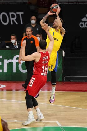 Paul Zipser FCBB and Scottie Wilbekin Tel Aviv FC Bayern Basketball vs Maccabi Playtika Tel Aviv, Basketball, EuroLeague, 26 Matchday, 2020 2021, 25 02 2021, FC Bayern Basketball vs Maccabi Playtika Tel Aviv, Basketball, EuroLeague, 26 Matchday, 2020 2021, 25 02 2021, Munich. Copyright: xMarcelxEngelbrechtx Eibner-Pressefotox EP_met