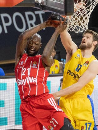 Bayerns 21 James GIST vs Tel Avivs 17 BENDER basketball, FC Bayern Tel Aviv, Euroleague, 2020 2021 season, on 25 2 2021 in Munich, A U D I D O M E, Germany source copyright credit Oryk HAIST x1DX35162x