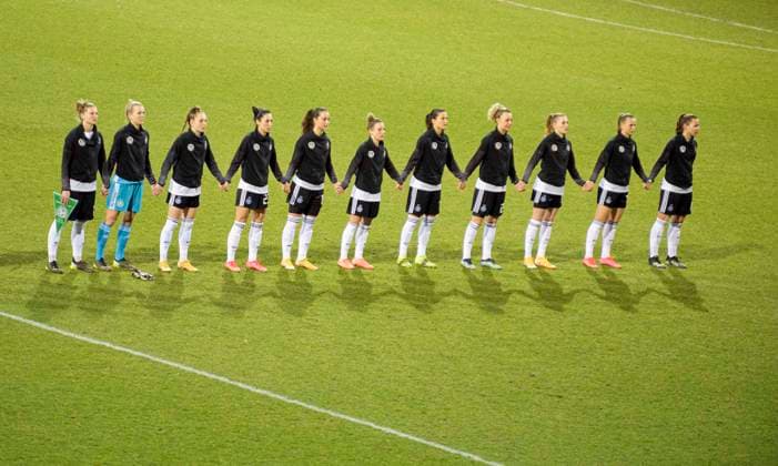Team GER Hand in Hand waeren der Hymne, v l Alexandra POPP GER , Torhueterin Goalkeeper Merle FROHMS GER , Sophia KLEINHERNE GER , Sara DOORSOUN GER , Sara DAEBRITZ Däbritz, GER , Svenja HUTH GER , Dzsenifer MAROZSAN GER ,Lena LATTWEIN GER , Laura FREIGANG GER , Klara BUEHL Bühl, GER , Lena Sophie OBERDORF GER Womens football international, mini-tournament Three Nations One Goal, Netherlands NED Germany GER 2 1, on 24 02 2021 in Venlo Netherlands Â