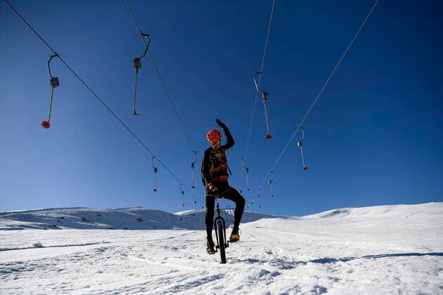 Bilder des Jahres 2021, Sport 02 Februar Sport Themen der Woche KW08 Sport Bilder des Tages Photo LaPresse - Marco Alpozzi February 25, 2021 Artesina (CN), Italy With the slopes throughout the Alps closed due to the Covid-19 pandemic, Marco Liprandi, 22 years old from Frabosa Soprana (CN), alpine ski instructor and coach, brings his passion for mono cycle to the ski slopes. After the ascent to Pian della Turra from Artesina, he begins the descent on the single cycle with spiked wheel. A single disc brake controlled from under the saddle ensures braking, while the free left arm moves in search of balance.  Copyright: xMarcoxAlpozzi LaPressex