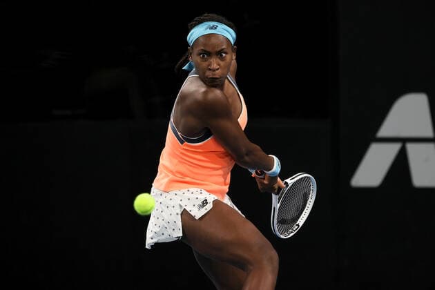 Sport Bilder des Tages ADELAIDE, AUSTRALIA - FEBRUARY 26: Coco Gauff of United States plays a shot against Belinda Bencic of Switzerland during their singles match on day five of the Adelaide International tennis tournament at Memorial Drive on February 26, 2021 in Adelaide, Australia. (Photo by Peter Mundy Speed Media Icon Sportswire) TENNIS: FEB 26 - Adelaide International Icon210226196