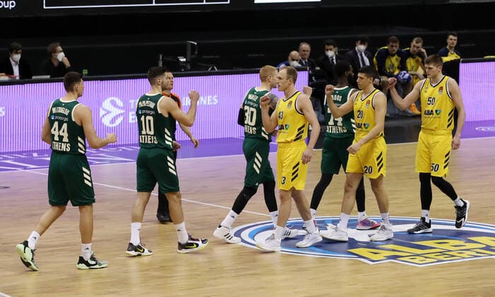 Teams teams greet each other before the start of the game Sport Basketball EuroLeague Men Season 2020 2021 26 01 2021 ALBA Berlin vs Panathinaikos Athens