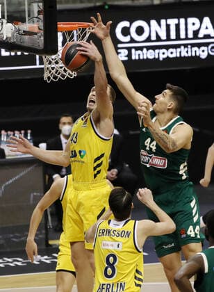 Luke Sikma, Kostas Mitoglou action game scene duel sports basketball EuroLeague mens season 2020 2021 26 01 2021 ALBA Berlin vs Panathinaikos Athens