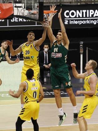 Simone Fontecchio, Kostas Mitoglou Action Game Scene Duel Sports Basketball EuroLeague Men Season 2020 2021 26 01 2021 ALBA Berlin vs Panathinaikos Athens