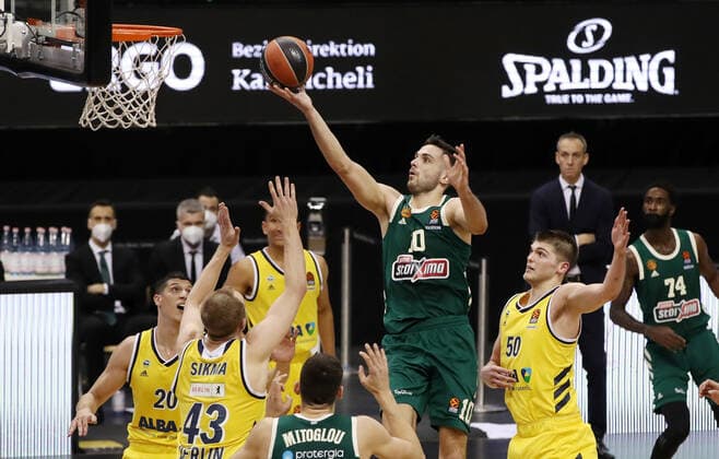 Luke Sikma, Ioannis Papapetrou, Ben Lammers Action Game Scene Duel Sports Basketball EuroLeague Men Season 2020 2021 26 01 2021 ALBA Berlin vs Panathinaikos Athens