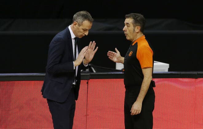 Coach Oded Kattash, referee Referee Sport Basketball EuroLeague Men Season 2020 2021 26 01 2021 ALBA Berlin vs Panathinaikos Athens
