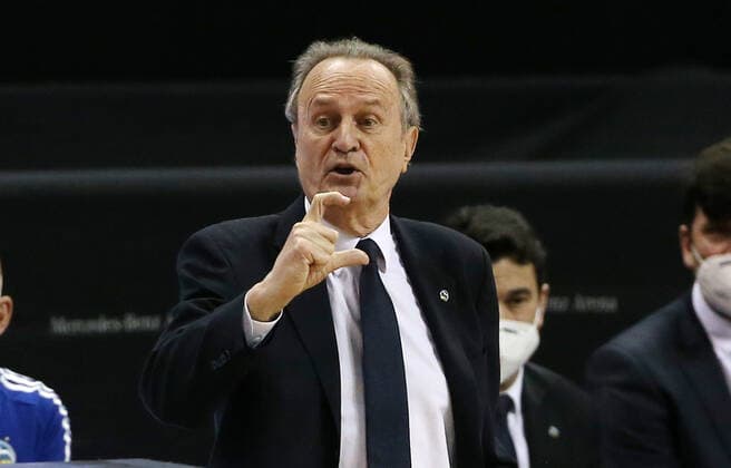 Coach Aito Garcia Reneses showing action upper body upper body sports basketball EuroLeague men season 2020 2021 26 01 2021 ALBA Berlin vs Panathinaikos Athens