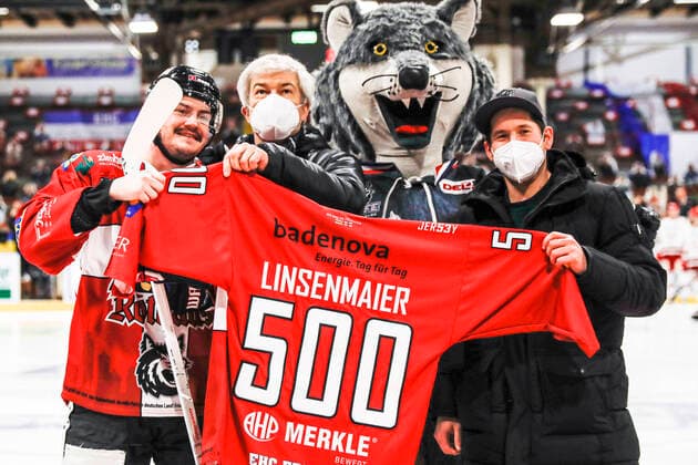Bilder des Jahres 2021, Sport 02 Februar Sport Themen der Woche KW08 Sport Bilder des Tages Eishockey, DEL2, 36.Spieltag - 20 21 - EHC Freiburg vs. EV Landshut - 26. Februar 2021 Nikolas Linsenmaier (EHC Freiburg 9) zu seinem 500 Spiel, DEL2 Eishockeyspiel, EHC Freiburg vs EV Landshut, am Freitag, den 26. Februar 2021 Echte Helden Arena in Freiburg (Deutschland). *** Eishockey, DEL2, 36 Spieltag 20 21 EHC Freiburg vs EV Landshut 26 February 2021 Nikolas Linsenmaier EHC Freiburg 9 to his 500 game, DEL2 ice hockey game, EHC Freiburg vs EV Landshut, on Friday, 26 February 2021 Echte Helden Arena in Freiburg Germany Copyright: xBEAUTIFULxSPORTS G.xHubbsx