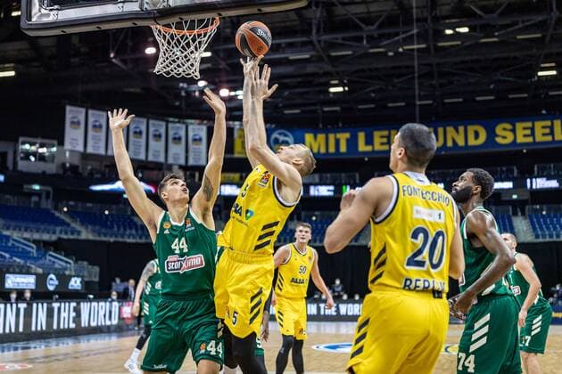 Basketball Berlin 26 02 2021 Season 2020 2021 Euroleague Regular Season Alba Berlin Panathinaikos Athens Niels Giffey Alba Berlin, No 05 Kostas Mitoglou Panathinaikos, No 44