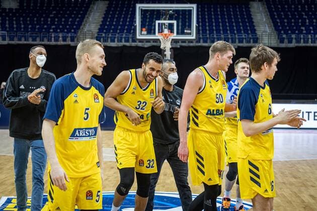 Basketball Berlin 26 02 2021 Season 2020 2021 Euroleague Regular Season Alba Berlin Panathinaikos Athens Johannes Thiemann Alba Berlin, No 32 mi Cheering after the win.