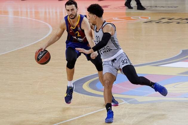 FC Barcelona, Barca s Leo Westermann (L) in action against Asvel Villeurbanne s Matthew Strazel during a Euroleague basketball match between FC Barcelona and Asvel Villeurbanne at Palau Blaugrana in Barcelona, Spain, 26 February 2021. FC Barcelona vs Asvel Villeurbanne !ACHTUNG: NUR REDAKTIONELLE NUTZUNG!  Copyright: xAlejandroxGarciax GRAF4798 20210226-637499748214403082