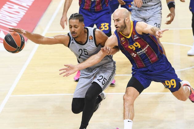 CALATHES, NICK (barcelone) vs HOWARD, WILLIAM (asvel) BASKET BALL : FC Barcelone vs Lyon Villeurbanne - Euroligue - 26 02 2021 PacoLargo Panoramic 
