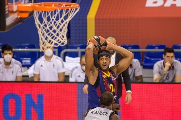 Sport Bilder des Tages February 26, 2021, Barcelona, Catalonia, Spain: Brandon Davies, of Barcelona, and Charles Lombahe-Kahudi of ASVEL Villeurbanne in action during Turkish Airlines Euroleague, match between FC Barcelona, Barca Basquet and ASVEL Lyon-Villeurbanne at Palau Blaugrana. Barcelona Spain - ZUMAs197 20210226_zaa_s197_234 Copyright: xThiagoxPrudenciox
