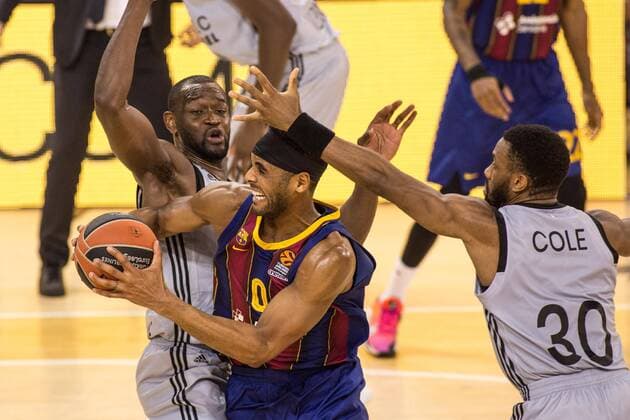 February 26, 2021, Barcelona, Catalonia, Spain: Brandon Davies, of Barcelona, Charles Lombahe-Kahudi and Norris Cole, of ASVEL Villeurbanne in action during Turkish Airlines Euroleague, match between FC Barcelona, Barca Basquet and ASVEL Lyon-Villeurbanne at Palau Blaugrana. Barcelona Spain - ZUMAs197 20210226_zaa_s197_236 Copyright: xThiagoxPrudenciox