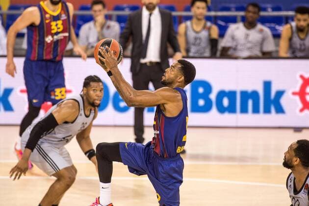 February 26, 2021, Barcelona, Catalonia, Spain: Cory Higgins, of Barcelona and Guerschon Yabusele, of ASVEL Villeurbanne in action during Turkish Airlines Euroleague, match between FC Barcelona, Barca Basquet and ASVEL Lyon-Villeurbanne at Palau Blaugrana. Barcelona Spain - ZUMAs197 20210226_zaa_s197_242 Copyright: xThiagoxPrudenciox