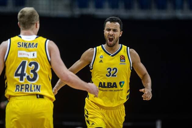 Basketball Berlin 26 02 2021 Season 2020 2021 Euroleague Regular Season Alba Berlin Panathinaikos Athens Johannes Thiemann Alba Berlin, No 32 Cheers Luke Sikma Alba Berlin, No 43
