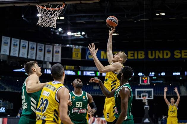 Basketball Berlin 26 02 2021 Season 2020 2021 Euroleague Regular Season Alba Berlin Panathinaikos Athens Niels Giffey Alba Berlin, No 05 Ben Bentil Panathinaikos, No 50 Howard Sant Roos Panathinaikos, No 74 re