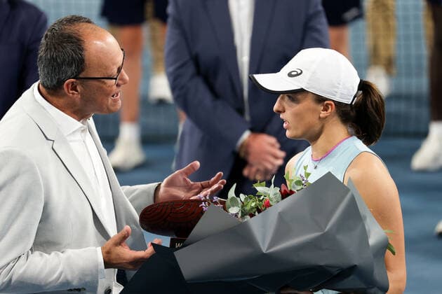 ADELAIDE, AUSTRALIA - FEBRUARY 27: Minister for Corey Wingard talking to the winner Iga Swiatek of Poland after beating Belinda Bencic of Switzerland in their singles final match on day six of the Adelaide International tennis tournament at Memorial Drive on February 27, 2021 in Adelaide, Australia. (Photo by Peter Mundy Speed Media Icon Sportswire) TENNIS: FEB 27 - Adelaide International Icon210227171
