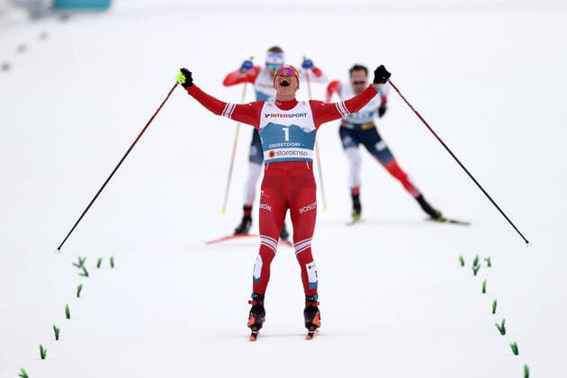 Bilder des Jahres 2021, Sport 02 Februar Sport Themen der Woche KW08 NORDIC SKIING - FIS Nordic World Ski Championships Oberstdorf 2021 OBERSTDORF,GERMANY,27.FEB.21 - NORDIC SKIING, CROSS COUNTRY SKIING - FIS Nordic World Ski Championships, 30km Skiathlon, men. Image shows the rejoicing of Alexander Bolshunov (RSF). GEPAxpictures xChristianxWalgram