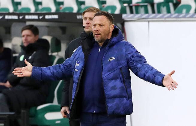 Bilder des Jahres 2021, Sport 02 Februar Sport Themen der Woche KW08 Sport Bilder des Tages Trainer Pal Dardai Aktion Oberkoerper Oberkörper Fußball Fussball DFL erste 1.Bundesliga Herren Saison 2020 2021 27.02.2021 VfL Wolfsburg WOB vs. Hertha BSC Berlin Geisterspiel wegen Corona DFL regulations prohibit any use of photographs as image sequences and or quasi-video. *** Coach Pal Dardai action upper body upper body sports football soccer DFL first 1 Bundesliga men season 2020 2021 27 02 2021 VfL Wolfsburg WOB vs Hertha BSC Berlin Geisterspiel wegen Corona DFL regulations prohibit any use of photographs as image sequences and or quasi video