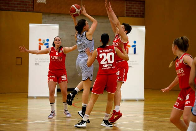 27 02 2021, 2 Toyota Damen Basketball Bundesliga Nord, DBBL, Saison 2020 2021, Damen, Chemcats Chemnitz BG 89 Avides Hurricanes Lilli Frölich, ChemCats Chemnitz, Maddie Simon, BG 89 Avides Hurricanes Chemnitz Sporthalle am Schlossteich Sachsen Germany
