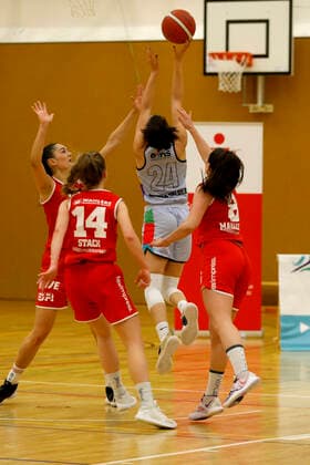 27 02 2021, 2 Toyota Damen Basketball Bundesliga Nord, DBBL, Saison 2020 2021, Damen, Chemcats Chemnitz BG 89 Avides Hurricanes Anabel Neuber Valdez, ChemCats Chemnitz, Lotta Stach, BG 89 Avides Hurricanes Chemnitz Sporthalle am Schlossteich Sachsen Germany