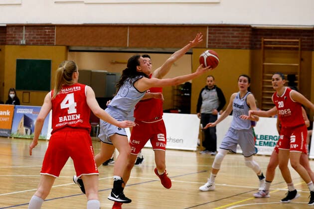 27 02 2021, 2 Toyota Damen Basketball Bundesliga Nord, DBBL, Saison 2020 2021, Damen, Chemcats Chemnitz BG 89 Avides Hurricanes Lilli Frölich, ChemCats Chemnitz, Andrea Baden, BG 89 Avides Hurricanes Chemnitz Sporthalle am Schlossteich Sachsen Germany