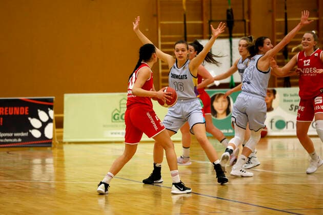 27 02 2021, 2 Toyota Womens Basketball Bundesliga North, DBBL, 2020 2021 season, women, Chemcats Chemnitz BG 89 Avides Hurricanes Maddie Simon, BG 89 Avides Hurricanes, Lilli Frölich, ChemCats Chemnitz Chemnitz Sporthalle am Schlossteich Saxony Germany