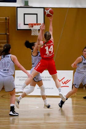 27 02 2021, 2 Toyota Damen Basketball Bundesliga Nord, DBBL, Saison 2020 2021, Damen, Chemcats Chemnitz BG 89 Avides Hurricanes Lotta Stach, BG 89 Avides Hurricanes Chemnitz Sporthalle am Schlossteich Sachsen Germany
