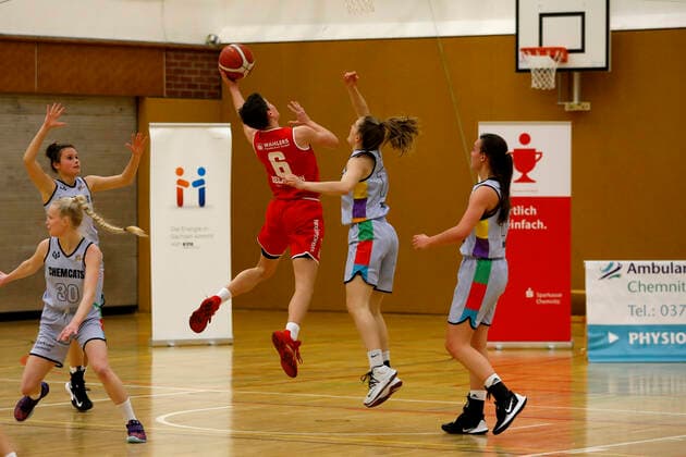 27 02 2021, 2 Toyota Womens Basketball Bundesliga North, DBBL, 2020 2021 season, women, Chemcats Chemnitz BG 89 Avides Hurricanes Mirja Beckmann, BG 89 Avides Hurricanes, Lucile Peroche, ChemCats Chemnitz Chemnitz Sporthalle am Schlossteich Saxony Germany