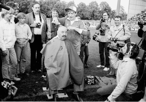 15 06 1983 , Football, 1 and 2 Bundesliga 1982 1983, Relegation to the Bundesliga 1983 1984, First leg, Bayer 05 Uerdingen Schalke 04 3 1 Football, 1 Bundesliga, 2 Bundesliga, 1982 1983, Relegation to the Bundesliga 1983 1984, Fan of Bayer Uerdingen gets a bald head cut after a bet HM