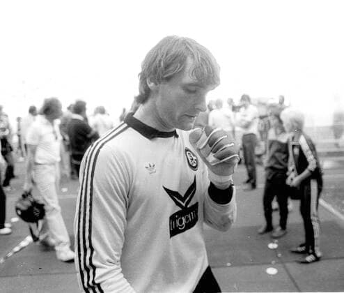 FC Schalke 04 drops out of the 1 Football Bundesliga after 1 1 in the second relegation match against Bayer 05 Uerdingen first leg 1 3 19 06 1983 Goalkeeper Walter Junghans S04 disappointed on the way to the dressing room HM