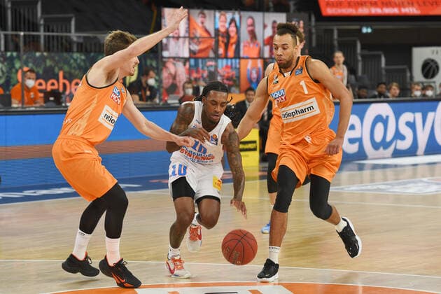 Anthony Barber Syntainics MBC 10 vs Andreas Obst Ratiopharm Ulm 13 and Demitrius Conger Ratiopharm Ulm 1 GER, Ratiopharm Ulm vs Syntainics MBC Basketball , Men ,esaycredit, Basketball Bundesliga , 21 Spieltag , 27 02 2021 Foto Eibner Tobias Baur GER, Ratiopharm Ulm vs Syntainics MBC Basketball Bundesliga , 21 Ligaspieltag , Saion 2020 2021, 27 02 2021 Neu Ulm Copyright: xBaur xEibner-Pressefotox EP_Toba