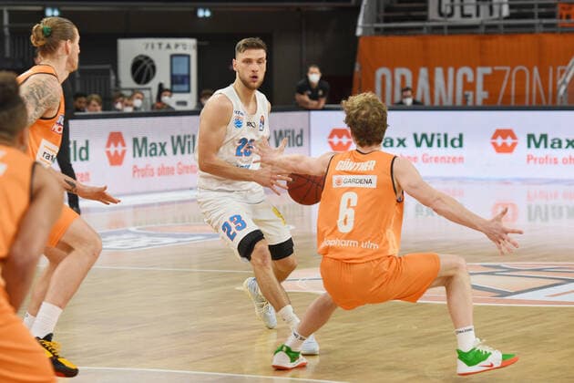 Michal Michalak Syntainics MBC 23 vs Per Guenther Ratiopharm Ulm 6 GER, Ratiopharm Ulm vs Syntainics MBC Basketball , Men ,esaycredit, Basketball Bundesliga , 21 Spieltag , 27 02 2021 Foto Eibner Tobias Baur GER, Ratiopharm Ulm vs Syntainics MBC Basketball Bundesliga , 21 Ligaspieltag , Saion 2020 2021, 27 02 2021 Neu Ulm Copyright: xBaur xEibner-Pressefotox EP_Toba