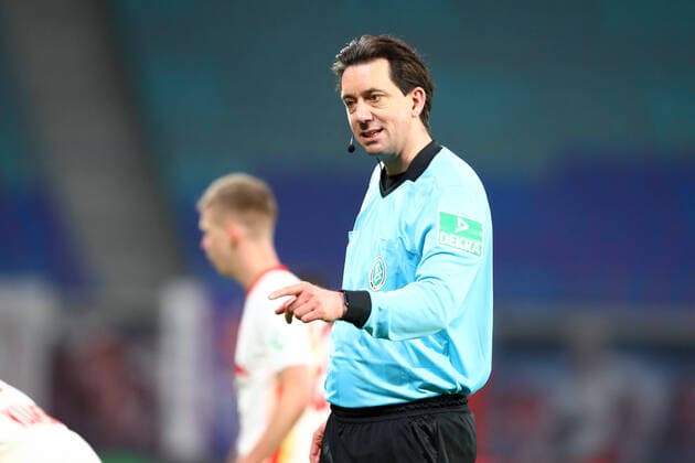RB Leipzig Moenchengladbach 27 02 2021 Leipzig, 27 02 2021, Red Bull Arena, Football, Bundesliga, 23 Spieltag , RB Leipzig vs VfL Borussia Mönchengladbach , In picture referee Manuel Gräfe Graefe DFL regulations prohibit any use of photographs as image sequences and or quasi video ,