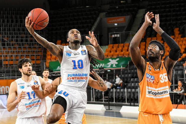 GER, BBL, ratiopharm ulm vs Syntainics MBC 27 02 2021, ratiopharm arena, Neu Ulm, GER, BBL, ratiopharm ulm vs Syntainics MBC, pictured Anthony Barber Syntainics, 10 goes to the basket untroubled, Aric Holman Ulm, 35 nordphotoxGmbHx xHafner nph00200