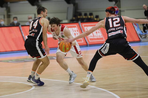RheinStars Cologne Itzehoe Eagles Cologne Germany 27 02 2021 Center Johann Albrecht RheinStars Left Erik Nyberg Itzehoe Right Niclas Sperber Itzehoe