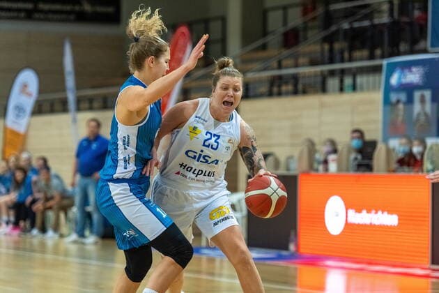 Klaudia Grudzien 23, GISA Lions SV Halle and Britta Daub Heidelberg GISA Lions SV Halle vs SNP BasCats USC Heidelberg Basketball 1 Bundesliga ERDGAS Sportarena Halle Saale 27 02 2021 Photo Holger John Sachsen Anhalt Germany ERDGAS Sportarena Halle Saale