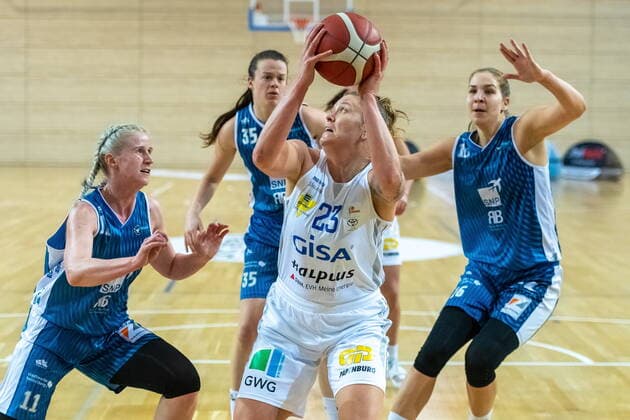 Klaudia Grudzien 23, GISA Lions SV Halle under the basket GISA Lions SV Halle vs SNP BasCats USC Heidelberg Basketball 1 Bundesliga ERDGAS Sportarena Halle Saale 27 02 2021 Photo Holger John Sachsen Anhalt Germany ERDGAS Sportarena Halle Saale