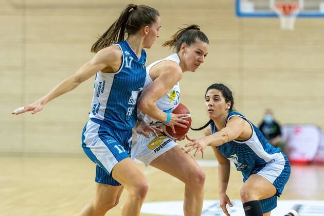 Meret Kleine Beek 19, GISA Lions SV Halle sets against Britta Daub Heidelberg and Inja Butina Heidelberg GISA Lions SV Halle vs SNP BasCats USC Heidelberg Basketball 1 Bundesliga ERDGAS Sportarena Halle Saale 27 02 2021 Photo Holger John Sachsen Anhalt Germany ERDGAS Sportarena Halle Saale