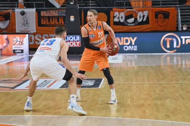 Thomas Klepeisz Ratiopharm Ulm 22 vs Michal Michalak Syntainics MBC 23 GER, Ratiopharm Ulm vs Syntainics MBC Basketball , men ,esaycredit, Basketball Bundesliga , 21 matchday , 27 02 2021 Foto Eibner Tobias Baur GER, Ratiopharm Ulm vs Syntainics MBC Basketball Bundesliga , 21 league matchday , season 2020 2021, 27 02 2021 Neu Ulm Copyright: xBaur xEibner-Pressefotox EP_Toba
