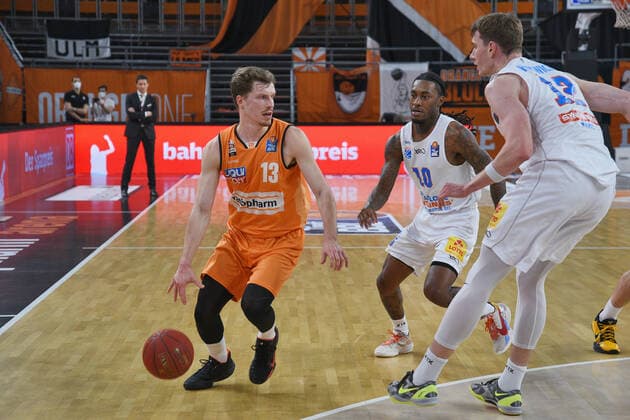 Andreas Obst Ratiopharm Ulm 13 vs Anthony Barber Syntainics MBC 10 and Philipp Hartwich Syntainics MBC 12 GER, Ratiopharm Ulm vs Syntainics MBC Basketball , Men ,esaycredit, Basketball Bundesliga , 21 Spieltag , 27 02 2021 Foto Eibner Tobias Baur GER, Ratiopharm Ulm vs Syntainics MBC Basketball Bundesliga , 21 Ligaspieltag , Saion 2020 2021, 27 02 2021 Neu Ulm Copyright: xBaur xEibner-Pressefotox EP_Toba
