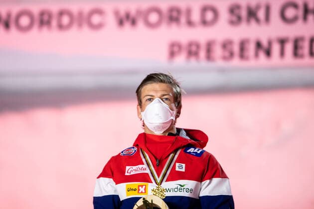210227 Gold medalist Johannes Hosflot Klaebo of Norway at the Medal ceremony for the men?s cross country skiing sprint of the FIS Nordic Ski World Championships on February 27, 2021 in Oberstdorf Photo Johanna Lundberg BILDBYRAN kod JL JL0084 skidor cross country skiing langrenn fis nordic world ski championships vm ski vm skid vm medaljceremoni medal ceremony 3 bbeng,  Copyright: JOHANNAxLUNDBERG BB210227JL148