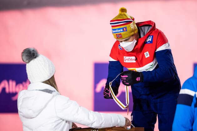 210227 Gold medalist Johannes Hosflot Klaebo of Norway at the Medal ceremony for the men?s cross country skiing sprint of the FIS Nordic Ski World Championships on February 27, 2021 in Oberstdorf Photo Johanna Lundberg BILDBYRAN kod JL JL0084 skidor cross country skiing langrenn fis nordic world ski championships vm ski vm skid vm medaljceremoni medal ceremony 3 bbeng,  Copyright: JOHANNAxLUNDBERG BB210227JL153