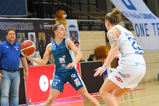 Halle, Germany 27 February 2021 1 BBL Women 2020 2021 Gisa Lions SV Halle vs USC Heidelberg v li in duel Britta Daub Heidelberg and Klaudia Grudzien Halle Erdgas Sportarena Sachsen Anhalt Copyright: xFotostandx xxBallaschx