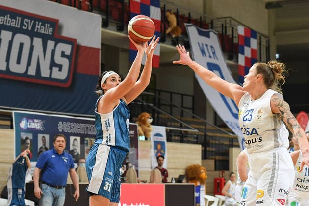 Halle, Germany 27 February 2021 1 BBL Women 2020 2021 Gisa Lions SV Halle vs USC Heidelberg v li in duel Fallyn Dee Freije Heidelberg and Klaudia Grudzien Halle Erdgas Sportarena Sachsen Anhalt Copyright: xFotostandx xxBallaschx