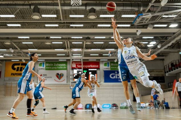 Laura Schinkel 07, GISA Lions SV Halle vs Britta Daub Heidelberg GISA Lions SV Halle vs SNP BasCats USC Heidelberg Basketball 1 Bundesliga ERDGAS Sportarena Halle Saale 27 02 2021 Photo Holger John Sachsen Anhalt Germany ERDGAS Sportarena Halle Saale