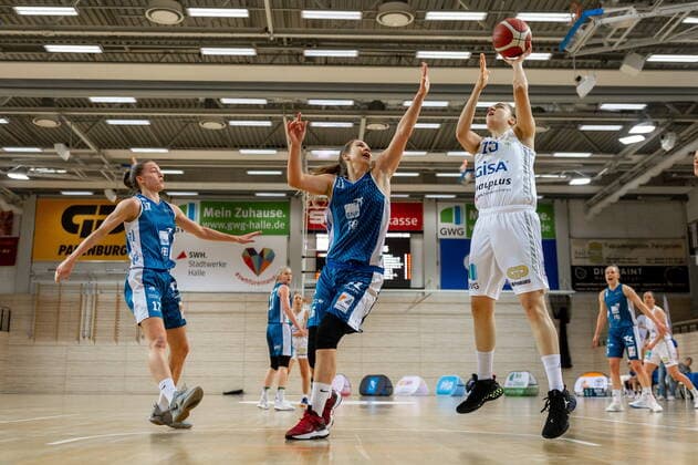 Styliani Stella Fouraki 15, GISA Lions SV Halle vs Alica Moravcikova Heidelberg under the basket GISA Lions SV Halle vs SNP BasCats USC Heidelberg Basketball 1 Bundesliga ERDGAS Sportarena Halle Saale 27 02 2021 Photo Holger John Saxony Anhalt Germany ERDGAS Sportarena Halle Saale